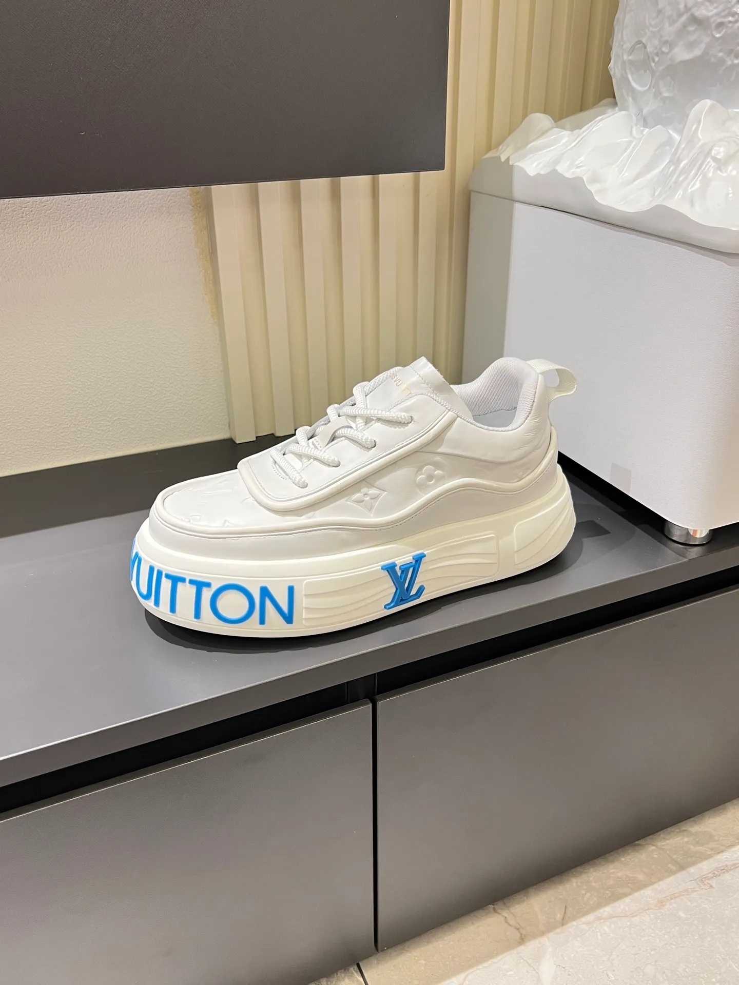 p560 "LOUI* VUITTO*" popular men's casual shoes, genuine development in Italy💯Purchase level quality✔️The upper is made of official website material first-layer cowhide, comfortable and soft sheepskin feet⚡️Fashionable and versatile. The toe last shape is firm and full, and the soles are made from LV original molds and can be freely entered and exited the counter. They are light and comfortable on the foot~purely handmade, details determine the quality! Size:39-44, (38.45 customized)
